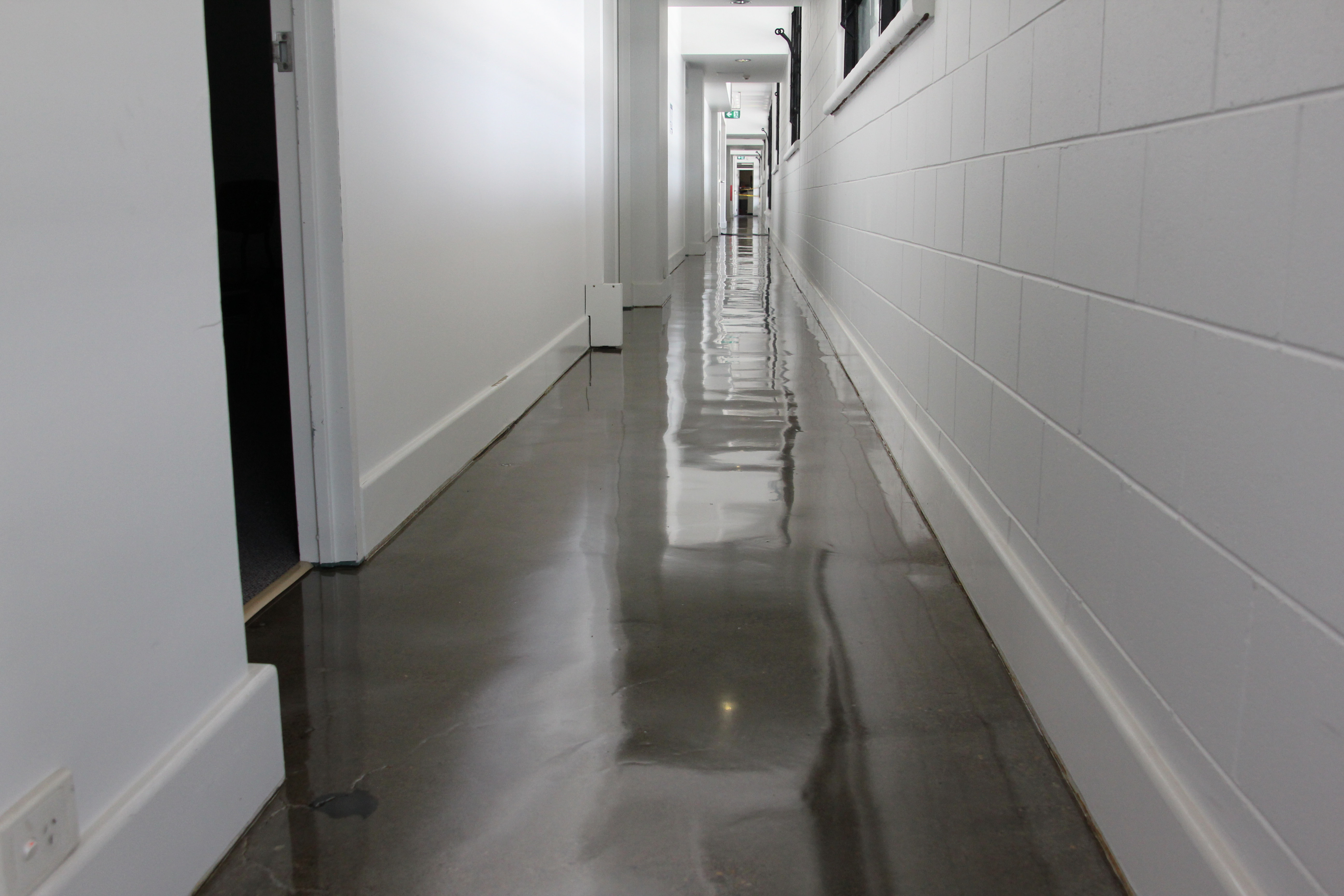 A walkway in a retail outlet on the Gold Coast used a clear epoxy resin to create a stunning polished concrete look.