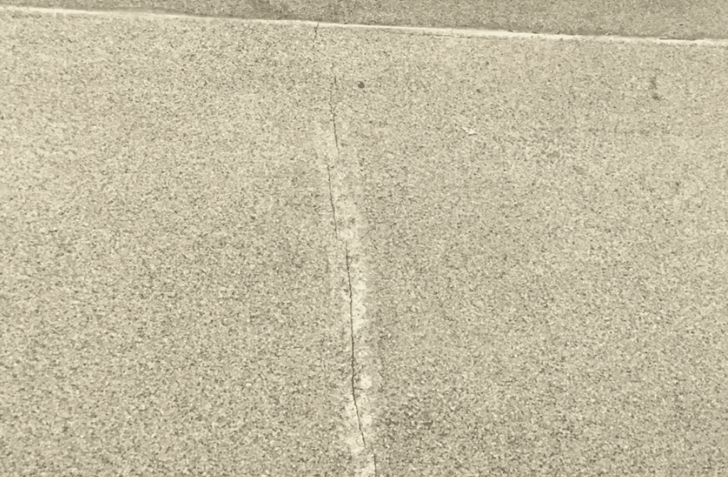 Bridging an expansion joint with a resin floor comes with a high risk of cracking.