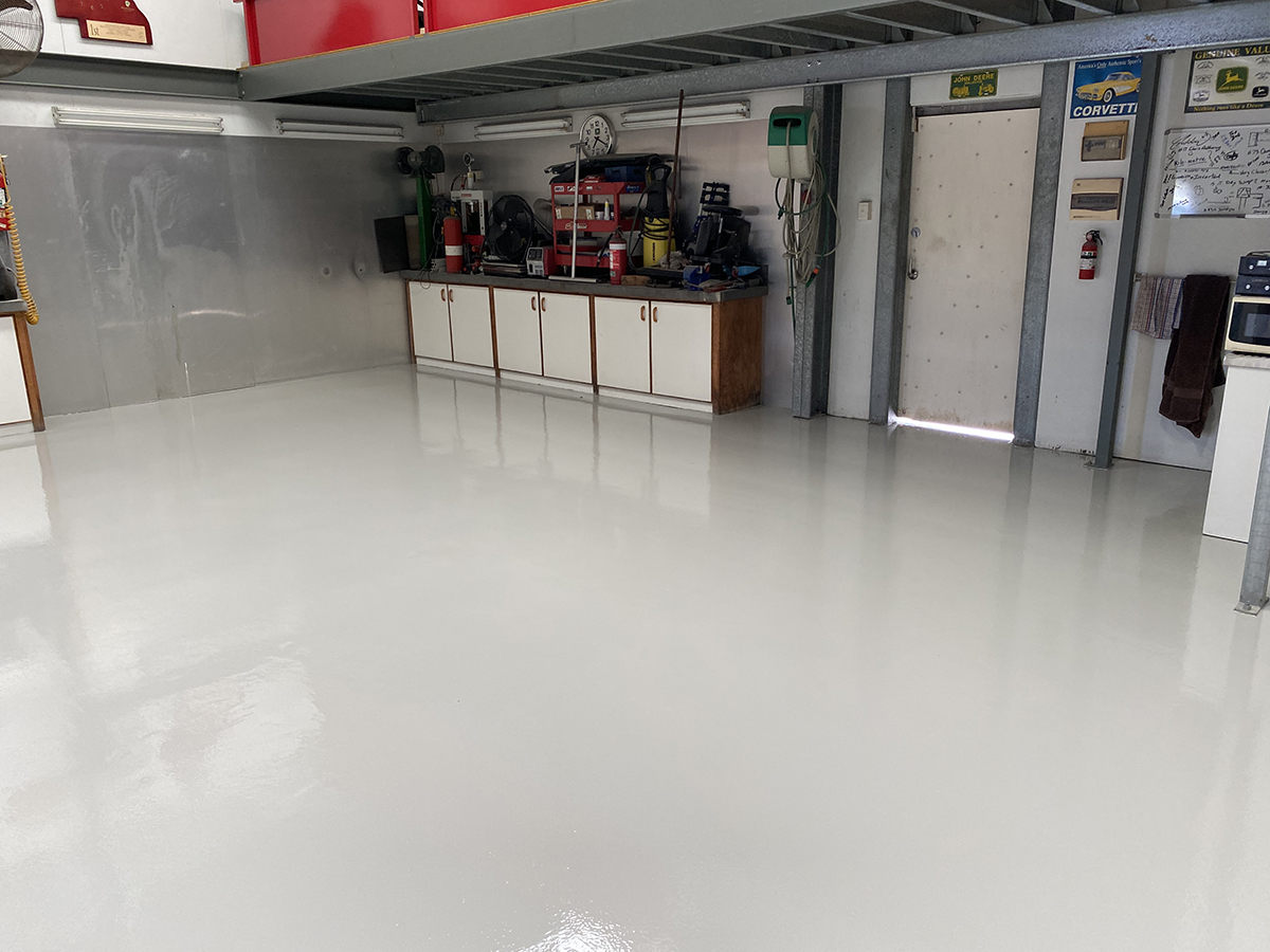 A mechanic workshop used a grey epoxy commercial floor to protect the concrete from contamination and impact.