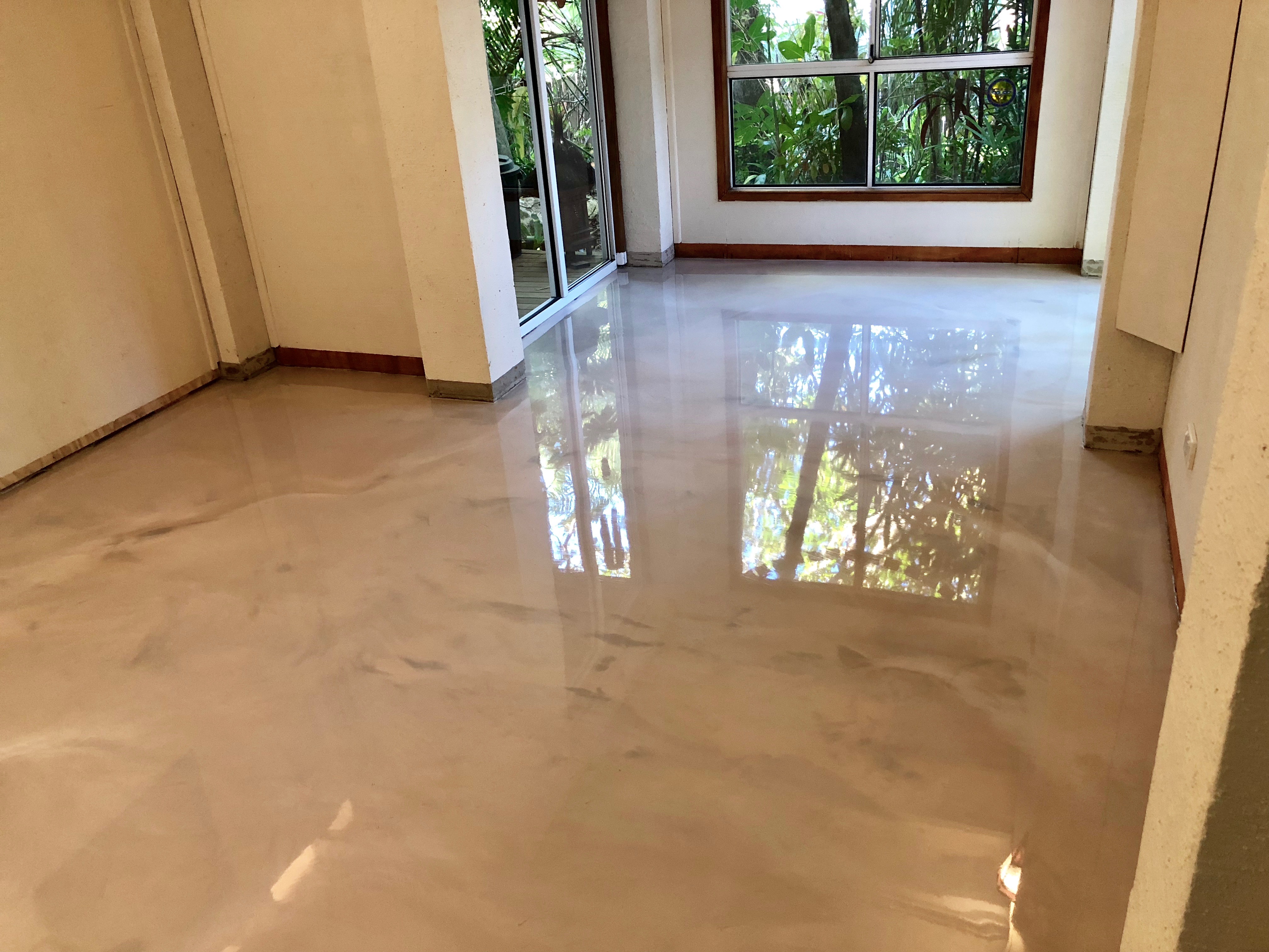 A photo showing the high-gloss Artepoxy Liquid Crystal decorative epoxy finish in a residential living room.