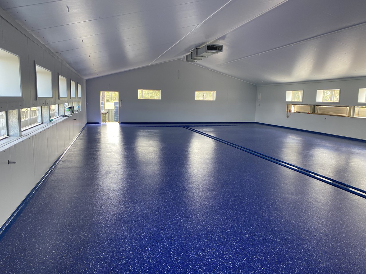 A commercial dog kennel used a blue flake colour combination for the epoxy flake floor in their dog holding area.