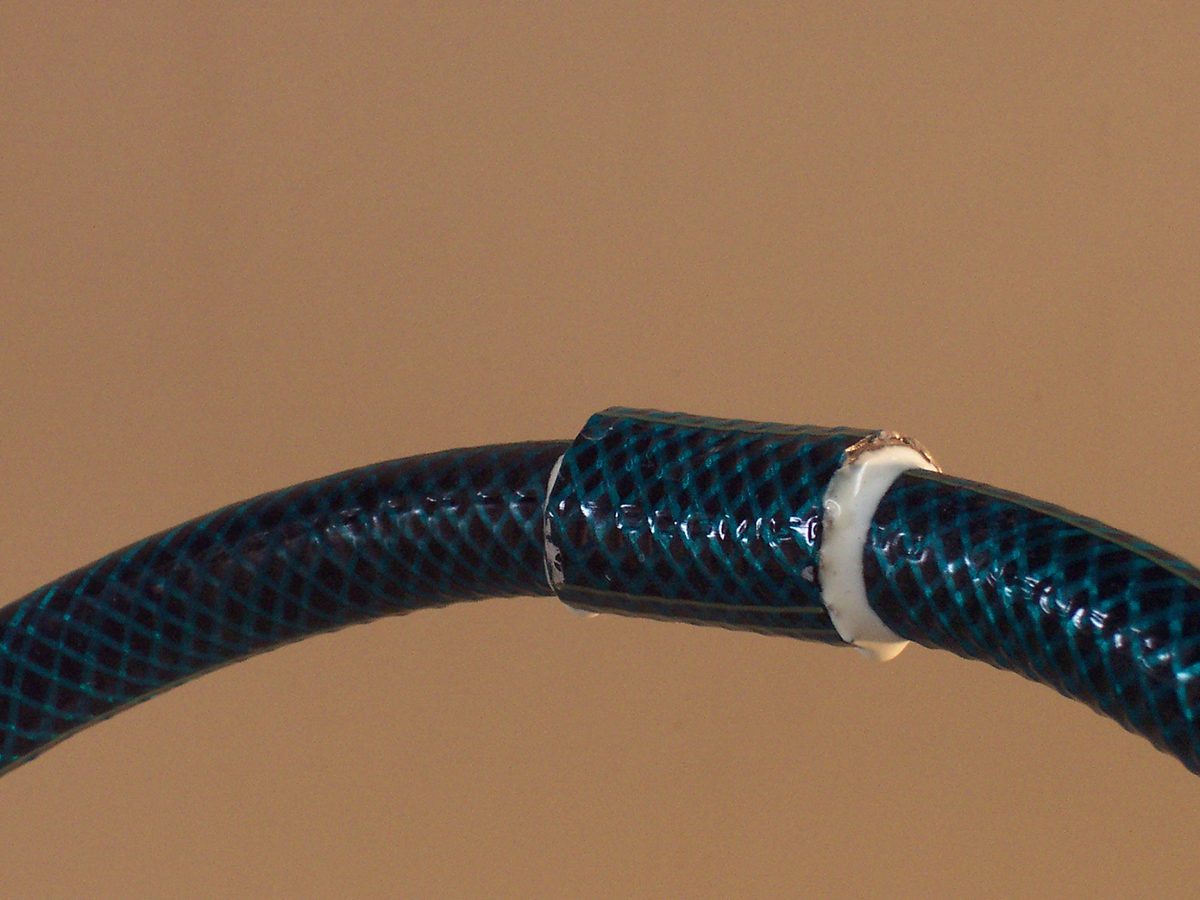 The gap filling of Scubapoxy 3115 being demonstrated through the repair of a garden hose.