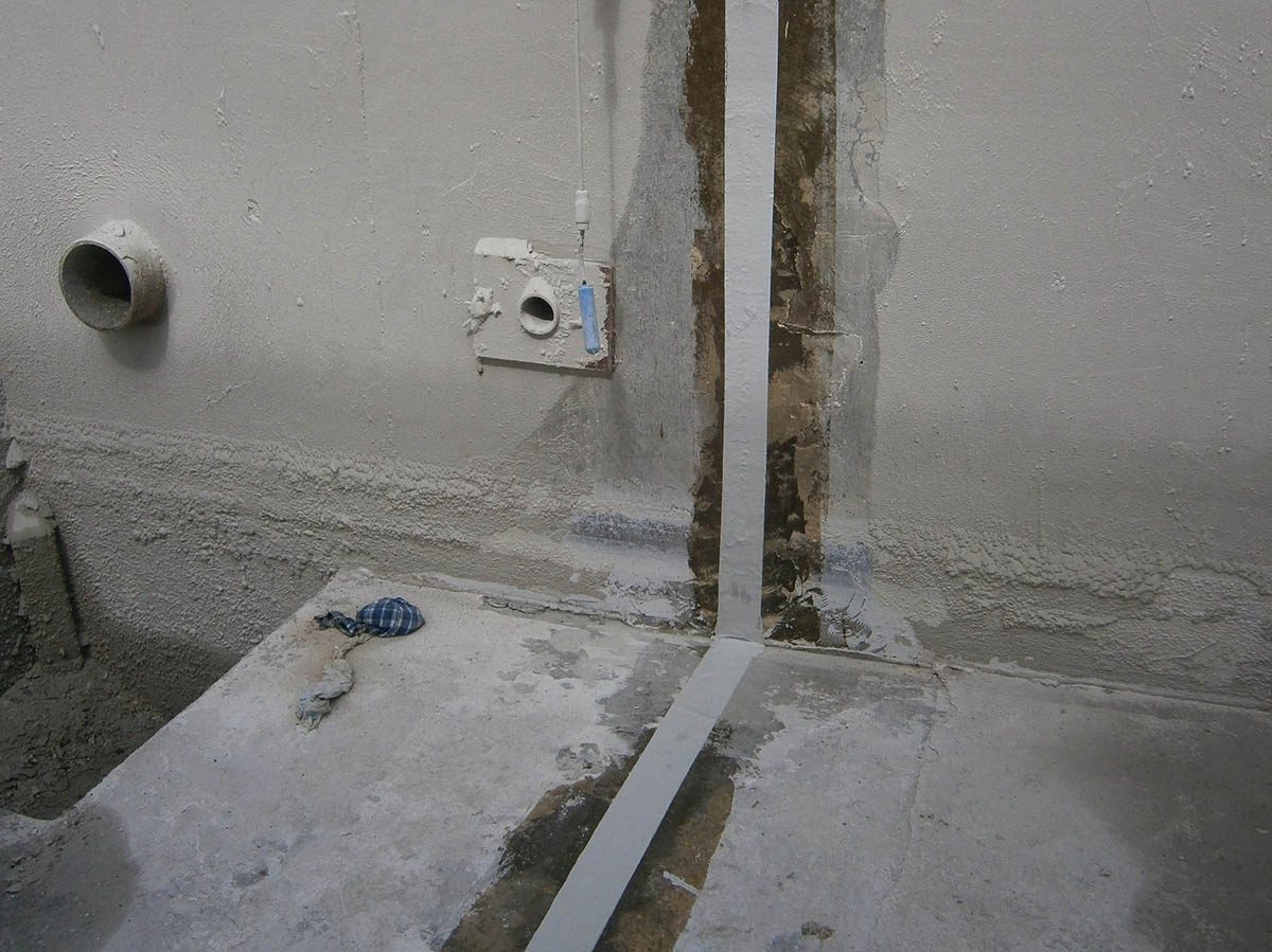 A section of the repaired expansion joint in the cooling bath showing how the sealant was used on the walls as well.